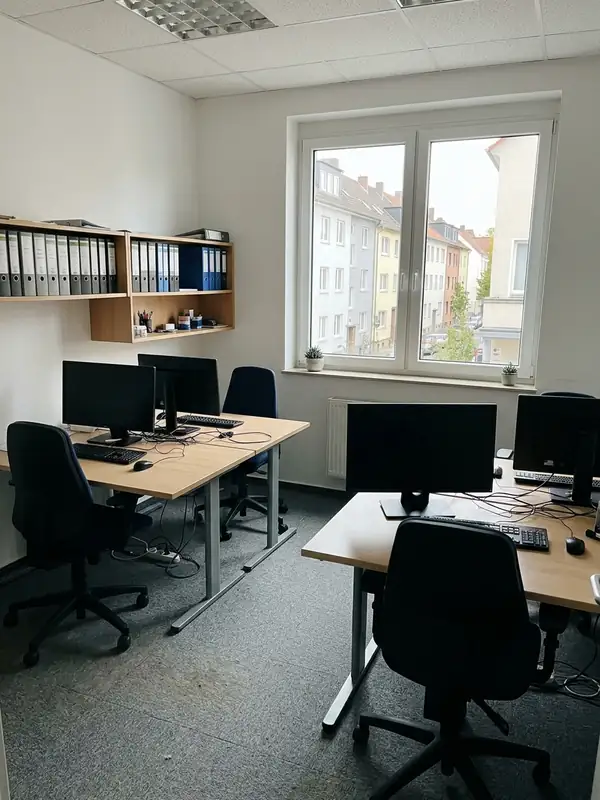 Beispielfoto im Chat: leeres Büro mit Schreibtischen bei Tageslicht, mit dem Handy fotografiert